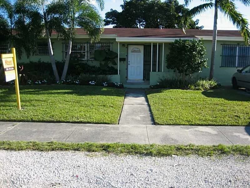 8740 SW 40th St, Unit APT in Olympia Heights, FL - Building Photo