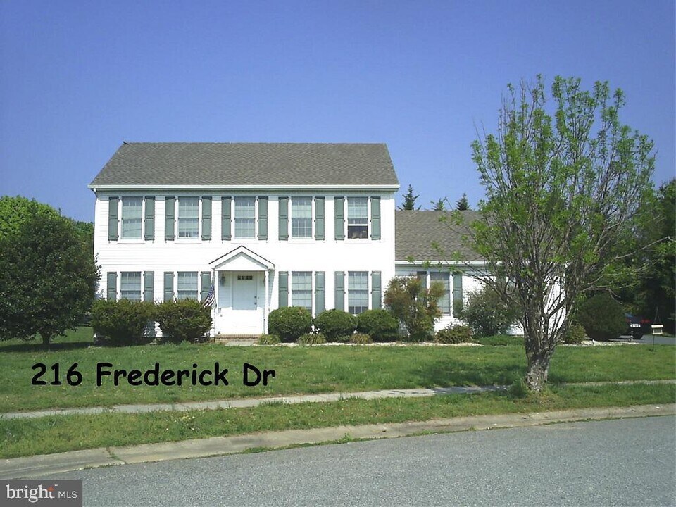 216 Frederick Dr in Centreville, MD - Foto de edificio