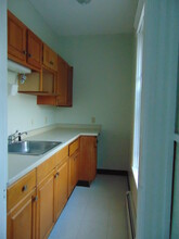 32 Douglas St, Unit Apt 2 in Worcester, MA - Building Photo - Building Photo