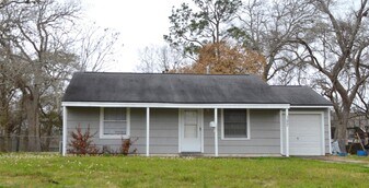 127 Holly St in Lake Jackson, TX - Building Photo