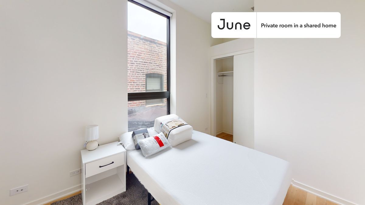 Private bedroom in 4 bed/3 bath Home in Chicago, IL - Building Photo