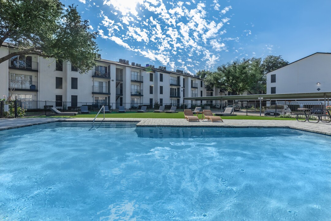 Villas on Rosemeade East in Dallas, TX - Foto de edificio