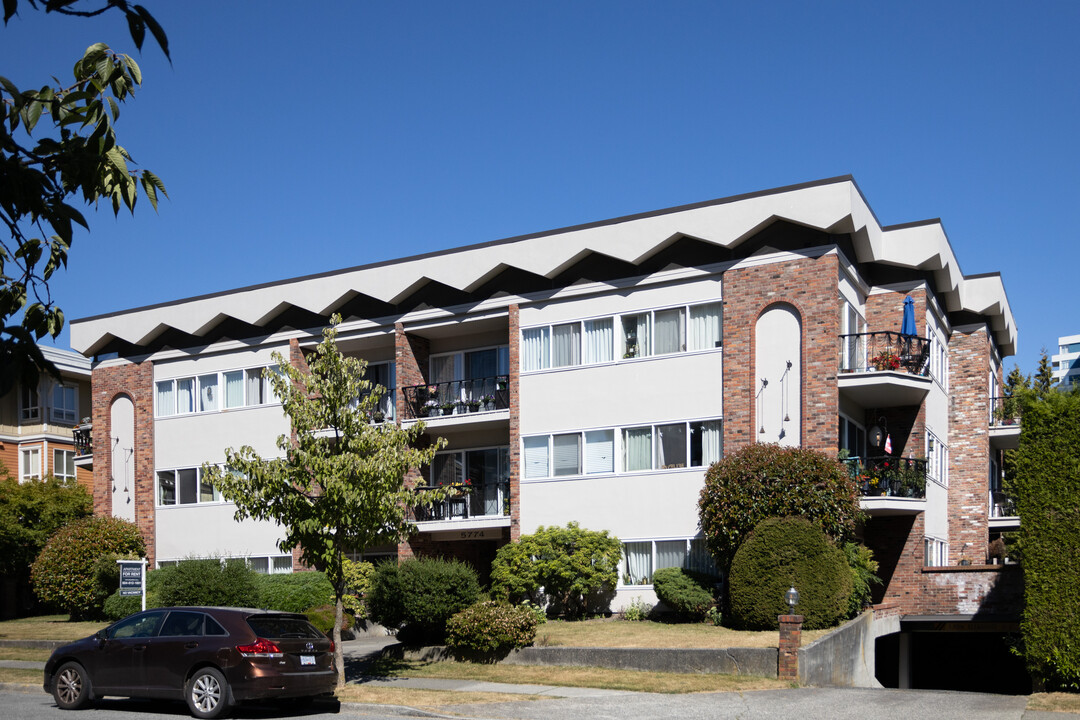 Kerrisdale Town House in Vancouver, BC - Building Photo