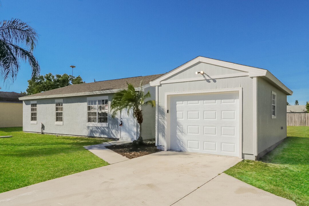 2532 SE Berkshire Blvd in Port St. Lucie, FL - Building Photo