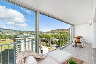 2575 Kuhio Ave, Unit 1702 in Honolulu, HI - Building Photo - Building Photo