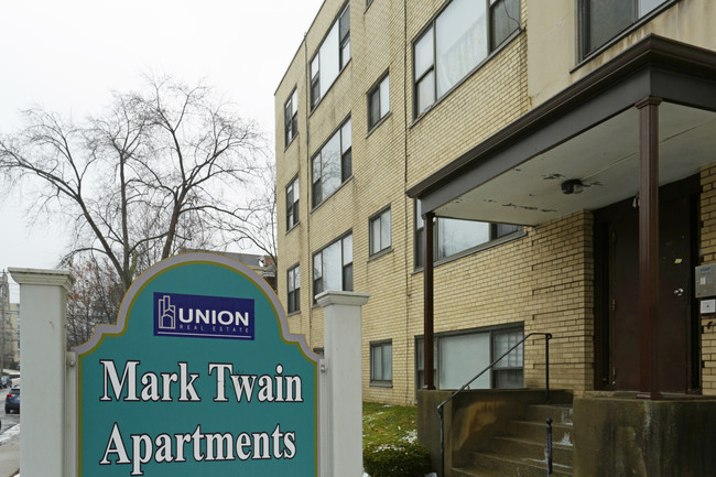 Mark Twain in Pittsburgh, PA - Foto de edificio - Building Photo