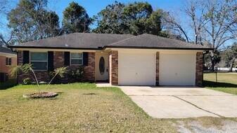 115 N Shirley St in Alvin, TX - Building Photo