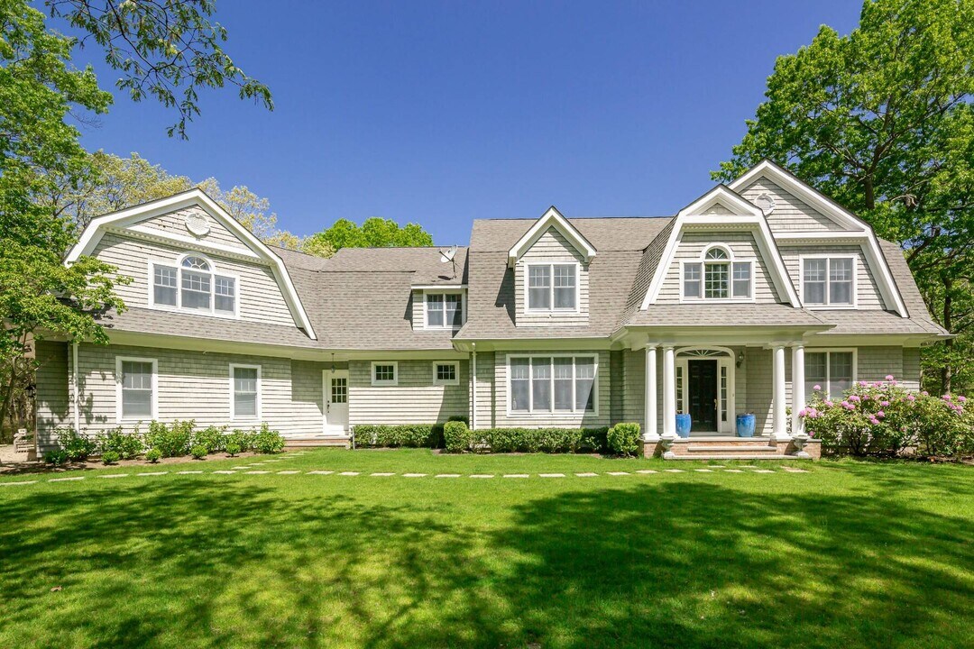 14 Old Hollow Ln in East Hampton, NY - Building Photo