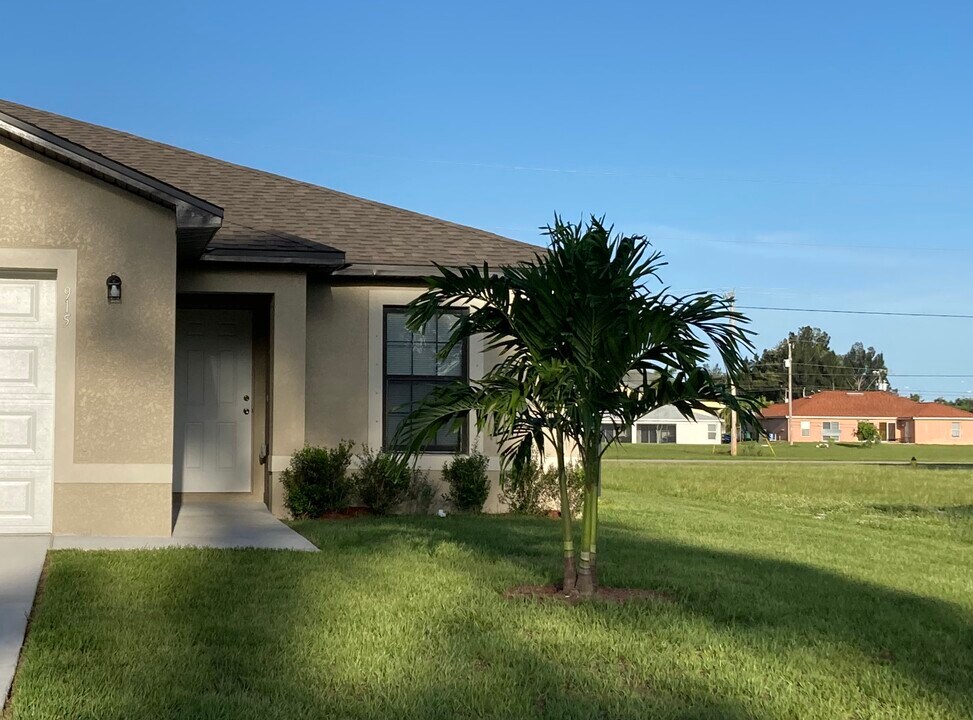 915 SW 8th Pl in Cape Coral, FL - Building Photo
