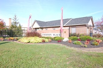 Emerson Place in Indianapolis, IN - Foto de edificio - Building Photo