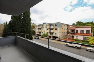 642 N West Knoll Dr. Apartments in West Hollywood, CA - Foto de edificio - Building Photo