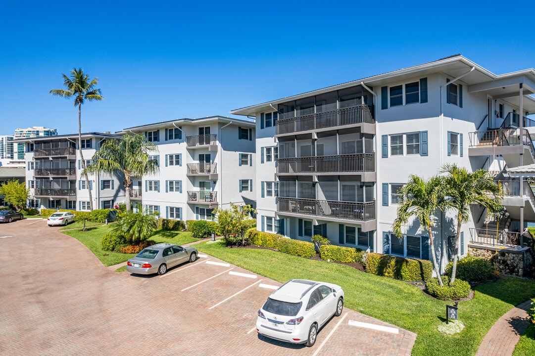 Harborside Gardens in Naples, FL - Foto de edificio