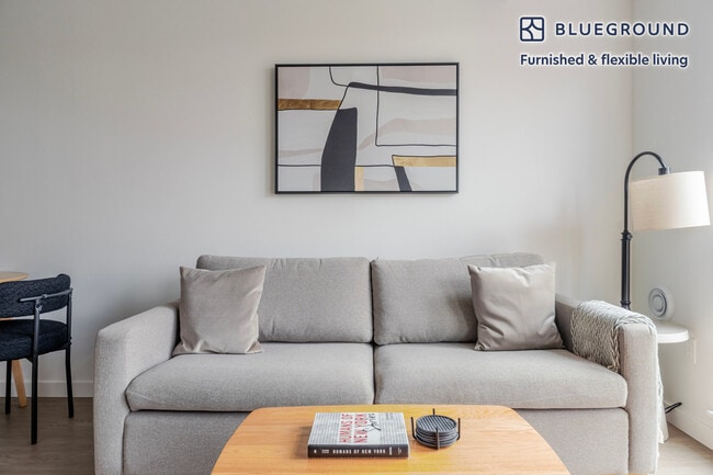 17645 NE 69th Ct in Redmond, WA - Foto de edificio - Building Photo