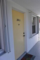 1225 NW 21st St, Unit 2512 in Stuart, FL - Building Photo