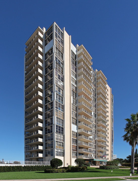 Embassy Towers I & II in Fort Lauderdale, FL - Building Photo