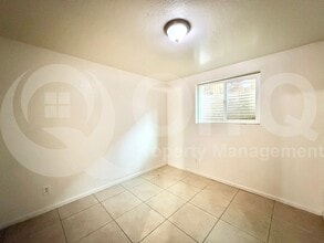 325 S Pioneer in Mesa, AZ - Foto de edificio - Building Photo