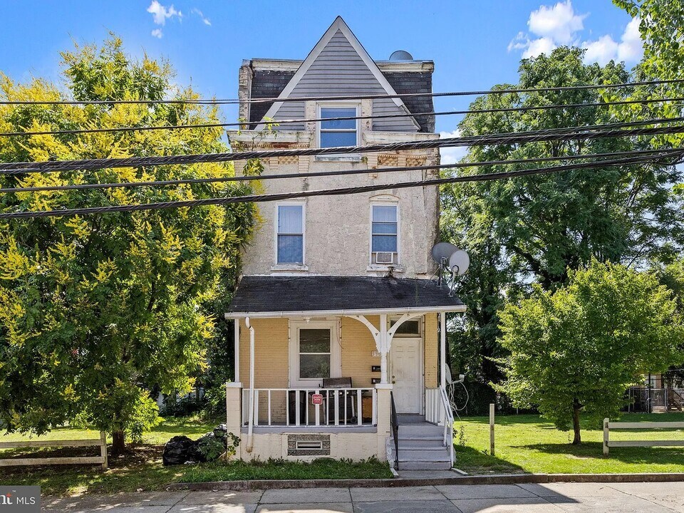 3908 Brown St, Unit 2 in Philadelphia, PA - Building Photo