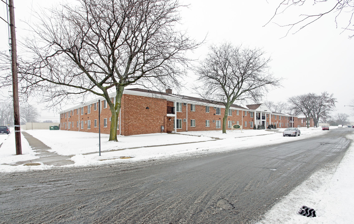 Affordable Senior Citizen Apartments-Lawn in Roseville, MI - Building Photo