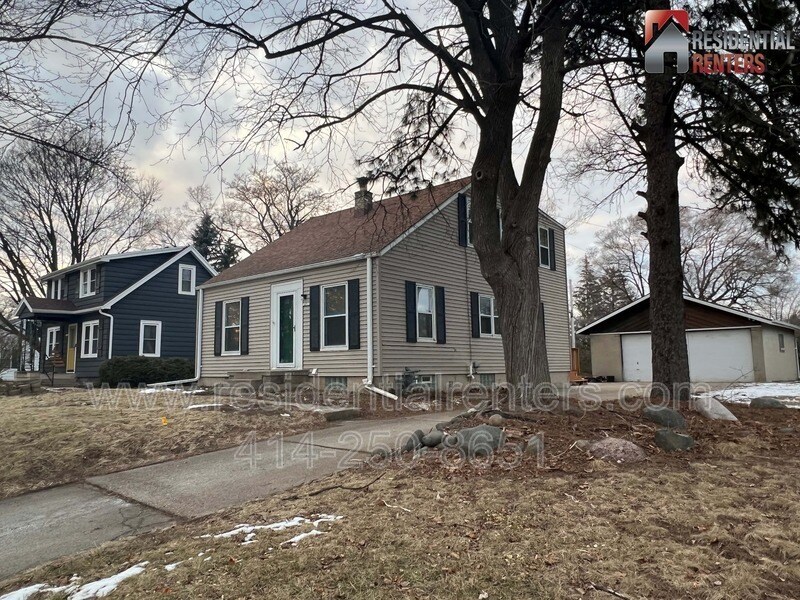 10918 W Wells St in Wauwatosa, WI - Building Photo