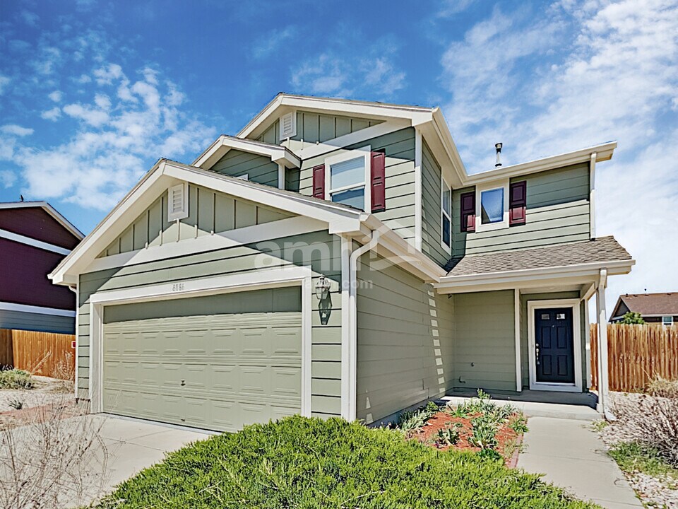 816 Ponderosa Ln in Lochbuie, CO - Building Photo