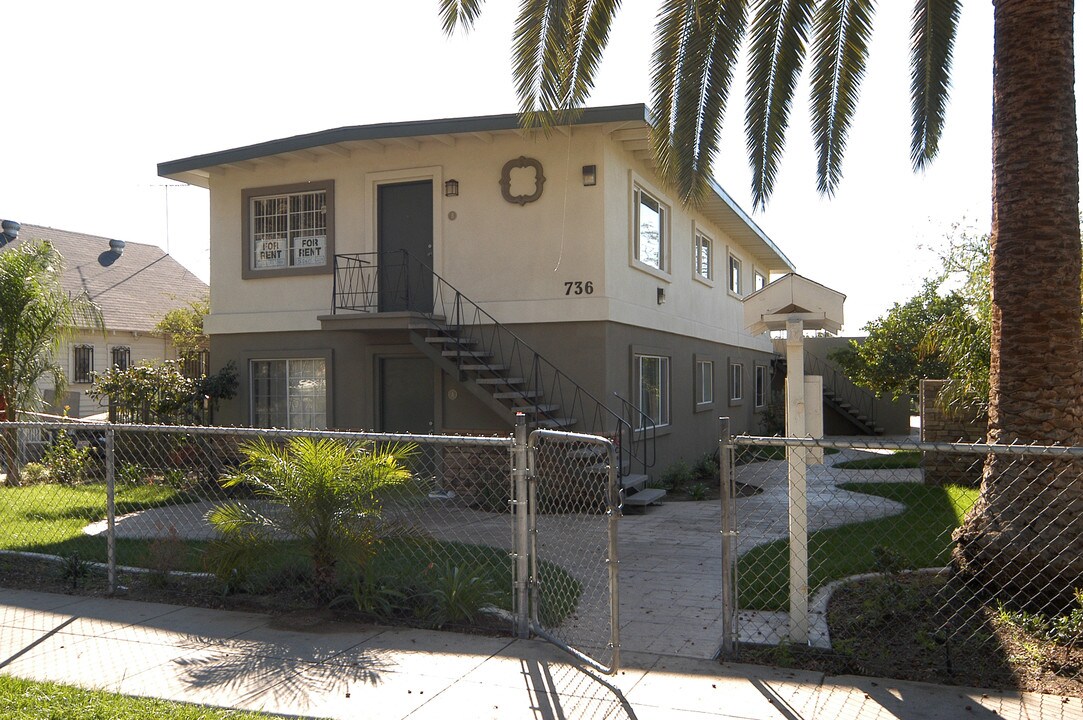 736 E Nocta St in Ontario, CA - Foto de edificio
