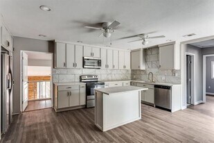 1612 Woodview Dr in Alvarado, TX - Building Photo