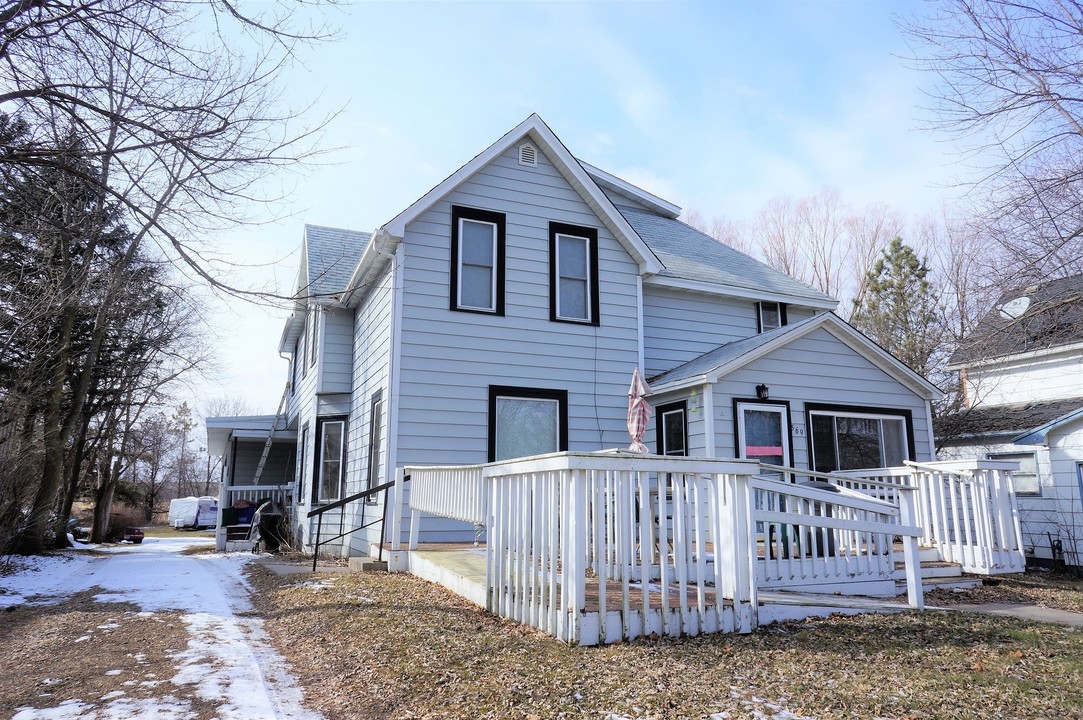 569 State St N in Eden Valley, MN - Building Photo