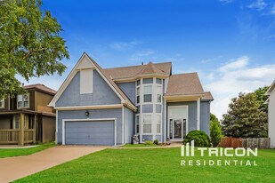 12137 S Clinton St in Olathe, KS - Building Photo