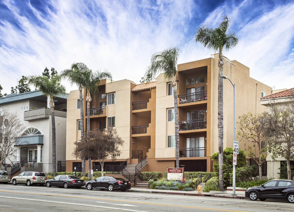 White Oak Gardens in Encino, CA - Building Photo