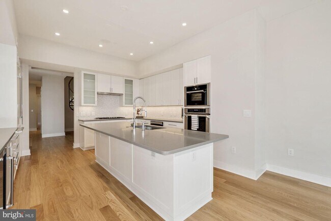 4960 Fairmont Ave-Unit -PH3 in Bethesda, MD - Building Photo - Building Photo