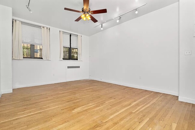 210 E 31st St-Unit -1F in New York, NY - Building Photo - Building Photo