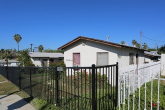 202-214 Washington St in Vista, CA - Foto de edificio - Building Photo