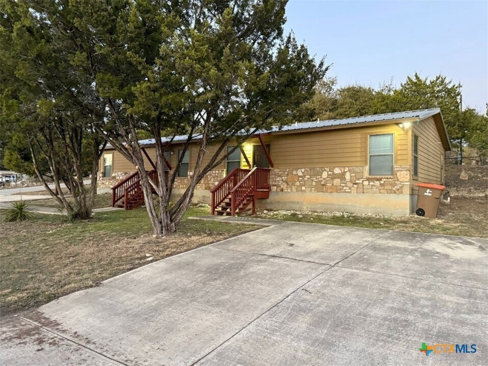 1241 Sorrel Creek Dr in Canyon Lake, TX - Building Photo