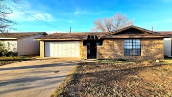 2042 Magill St in Odessa, TX - Building Photo