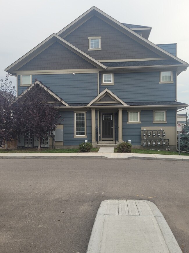 429 Cranbrook Sq SE in Calgary, AB - Building Photo - Building Photo