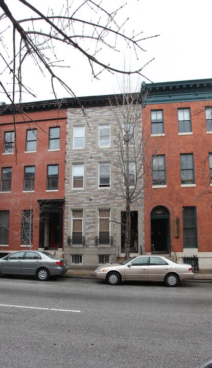 925 N Calvert St in Baltimore, MD - Building Photo