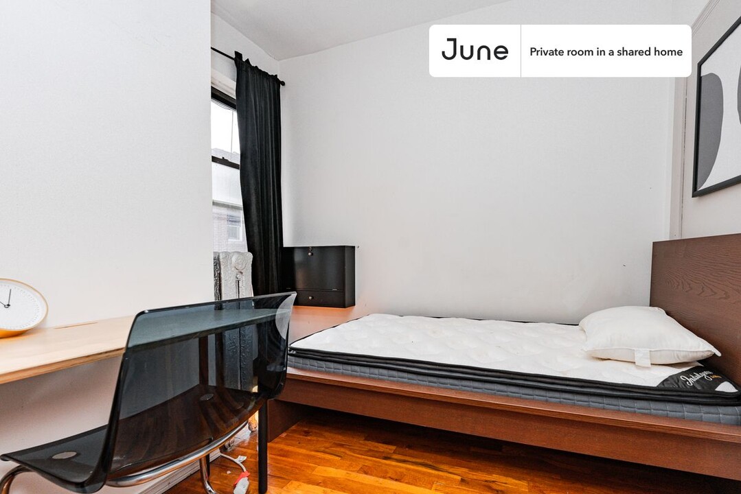 Private bedroom in 3 bed/1 bath Home in New York, NY - Building Photo