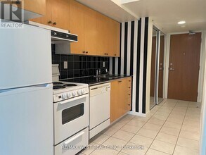 219 Fort York Blvd in Toronto, ON - Building Photo - Building Photo