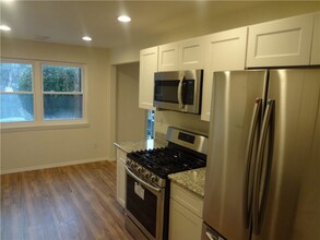 529 Sharon Garden Ct in Woodbridge, NJ - Building Photo - Building Photo