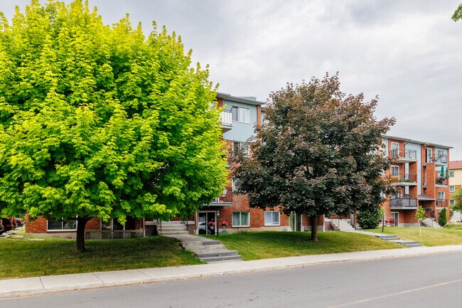 665 70E Av in Laval, QC - Building Photo - Building Photo