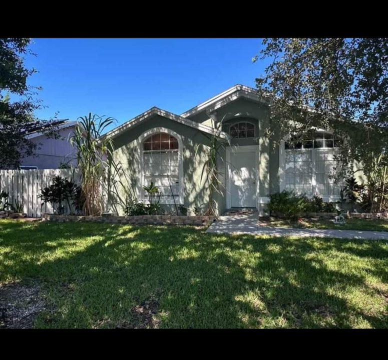 2346 Harbor Town Dr in Kissimmee, FL - Building Photo