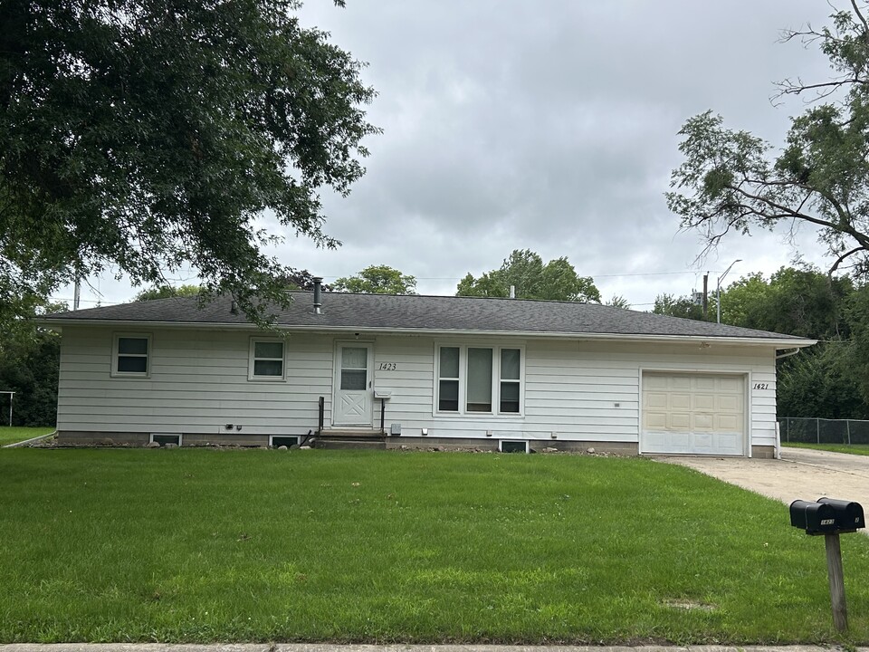 1423 Starbeck Cir in Cedar Falls, IA - Building Photo