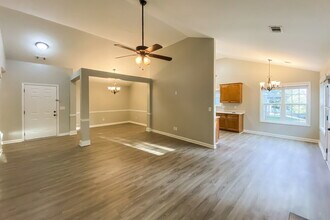 6697 Biscayne in Rex, GA - Foto de edificio - Building Photo