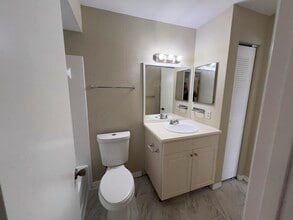 1401 Village Blvd, Unit 221 in West Palm Beach, FL - Foto de edificio - Building Photo