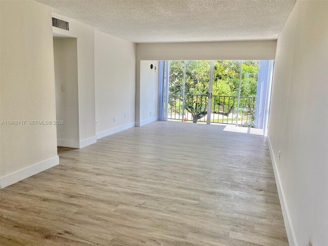 8897 Fontainebleau Blvd in Miami, FL - Building Photo - Building Photo