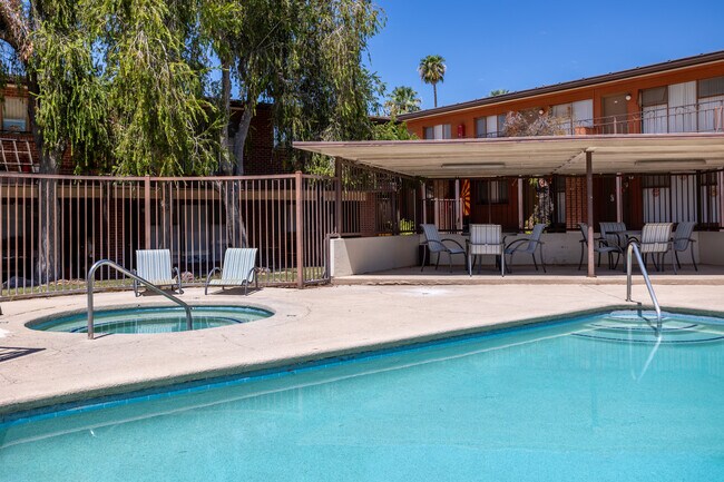 Country Club Apartments in Tucson, AZ - Foto de edificio - Building Photo