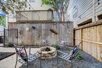 5217 Blossom St in Houston, TX - Building Photo - Building Photo