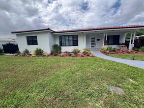 140 Pocatella St in Miami Springs, FL - Building Photo - Building Photo