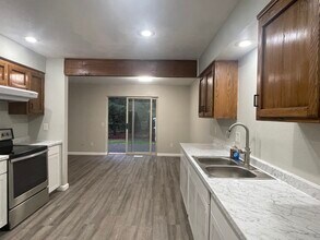 14210 Beverly Park Rd in Edmonds, WA - Foto de edificio - Building Photo