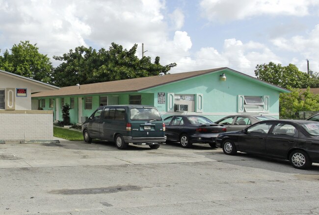 1475 W 28th St in Hialeah, FL - Foto de edificio - Building Photo